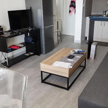 River - Joli 2 Pieces, Etage Eleve, Vue Sur Port Et Mer, Calme Et Proche Des Plages